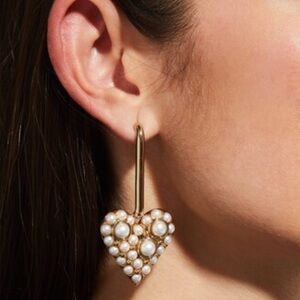 Carolina Herrera 
Mini heart pearly drop earrings
